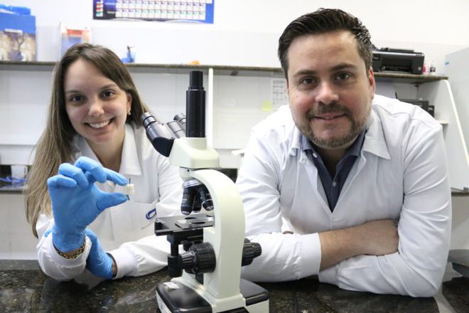 Os pesquisadores, Graziela Sedenho e Frank Crespilho, responsáveis pela invenção (Fonte: Henrique Fontes/IQSC)