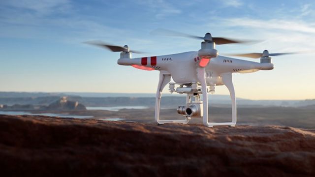 Vídeo | O que aconteceria se um drone atingisse a asa de um avião em pleno voo?