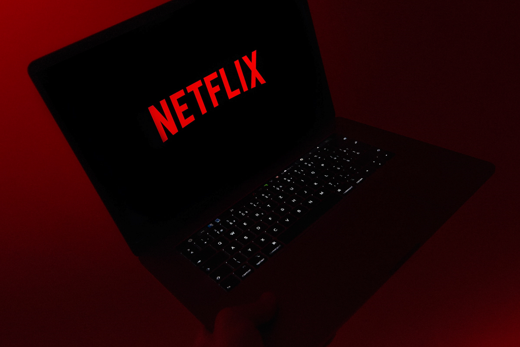 Netflix obrigou gigantes do entretenimento a reverem suas estratégias (Imagem: Juraj Gabriel/Unsplash)