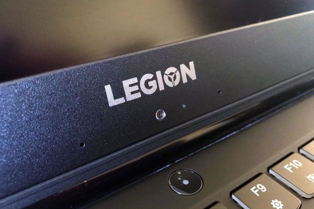 Devido às bordas finas do Legion Y530, Lenovo teve de sacrificar a posição da webcam, colocando-a na parte inferior, muito próxima do teclado