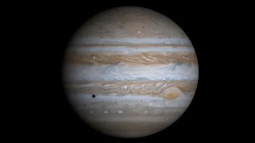 Polo norte de Júpiter, revelado pela Juno, é diferente do que a NASA imaginava