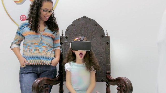 Laboratório usa realidade virtual para distrair crianças durante a vacinação