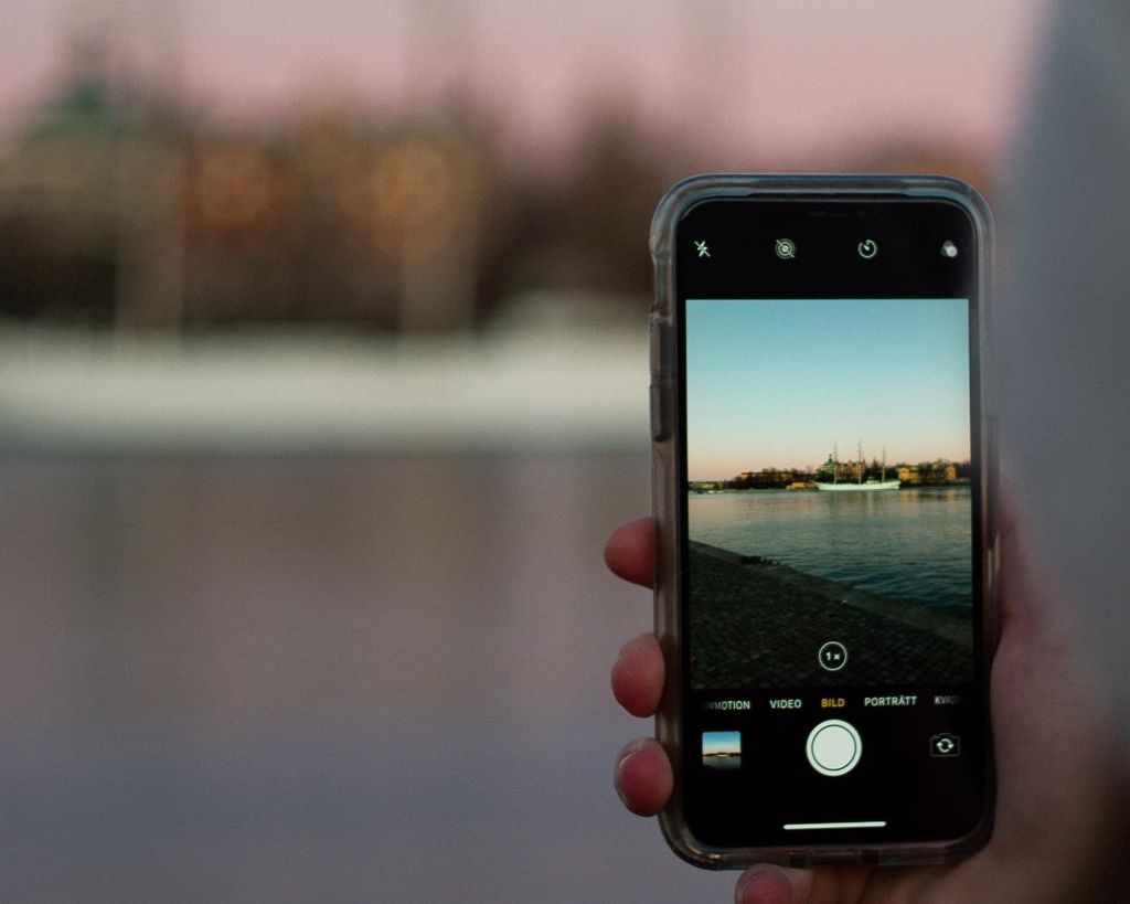 A câmera do iPhone é um grande destaque em comparação aos smartphones Android - Imagem: Hannes Netzell/Unsplash