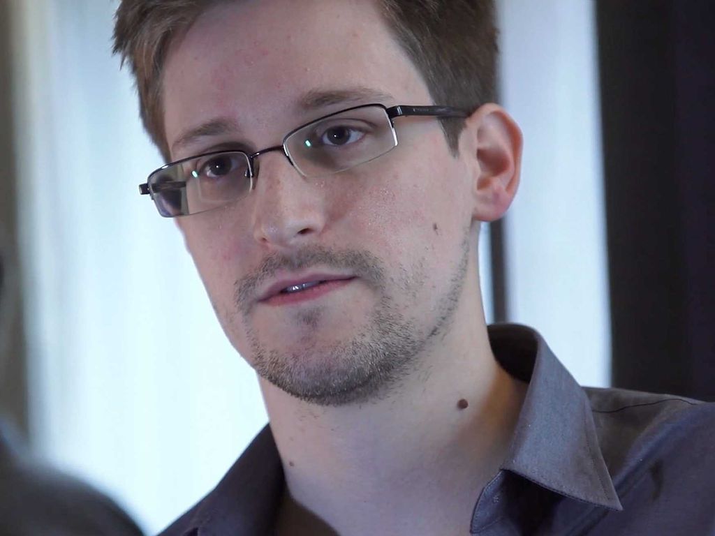 Edward Snowden (foto) era contratado terceirizado da NSA quando revelou a existência do programa de espionagem praticado pela agência. Hoje, ele está exilado em um edifício governamental na Rússia (Foto: Getty Images)