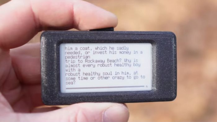 "Mini Kindle" é do tamanho de um case de AirPods e custou R$ 150; veja vídeo