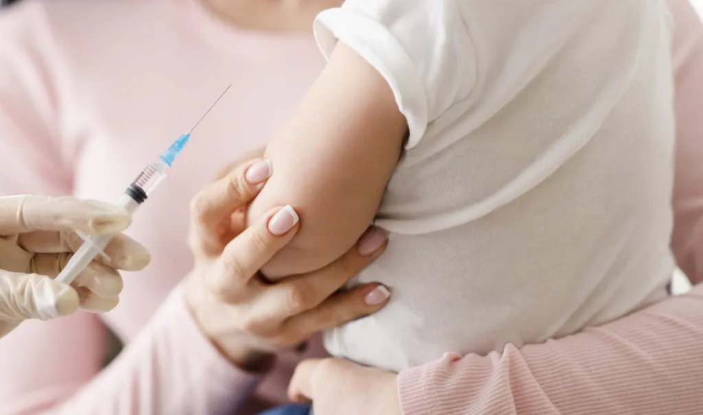 Vacinar crianças contra a pólio protege elas da paralisia infantil (Imagem: Prostock-studio/Envato)