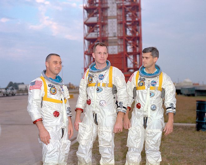 Tripulantes da primeira missão Apollo, que explodiu antes do lançamento. Da esquerda para direita estão os astronautas Gus Grissom, Edward White e Roger Chafee (Imagem: NASA)