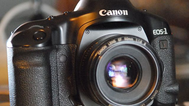 Canon aposenta sua última câmera analógica, a EOS-1v