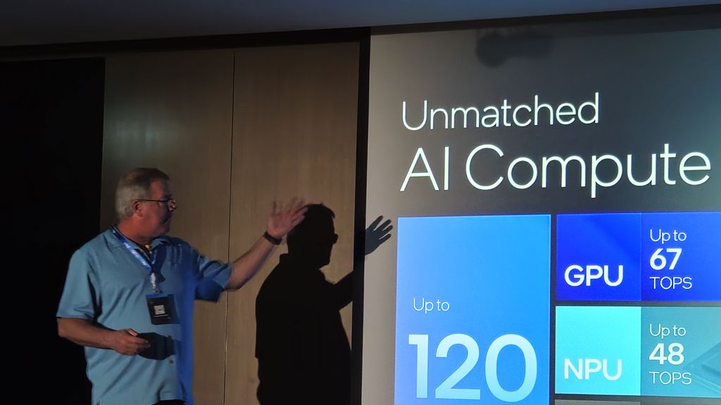 Confiante, Tom Peterson apresentou uma sessão sobre IA durante o Intel Tech Tour e se debruçou nos quesitos técnicos da área (Imagem: Felipe Vidal/Canaltech)