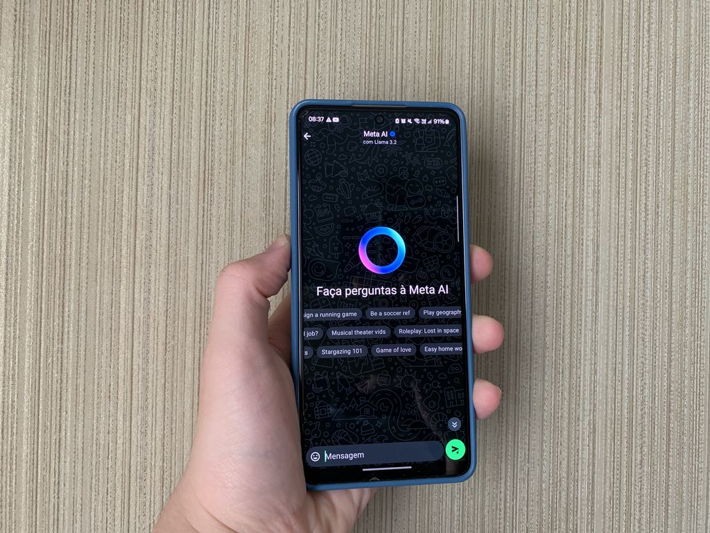 Mão segurando um celular com o Meta AI do WhatsApp aberto