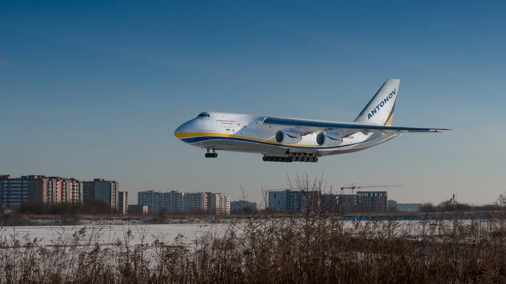 O Antonov-225 tem tamanho colossal e estava sendo bastante utilizado durante a pandemia de covid-19 (Imagem: Artur Voznenko/Unsplash)