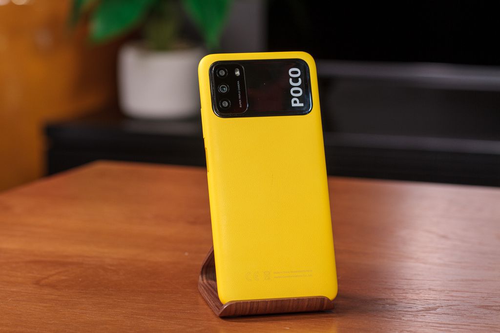 O Poco M3 tem um 'painel' com as câmeras e o nome da marca na porção superior traseira (Imagem: Ivo/Canaltech)
