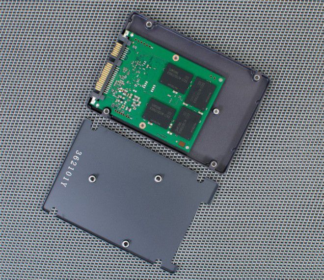 Um SSD SATA não necessita de todo o espaço. Ele é adaptado ao formato SATA de 2.5'', como os HDs de notebooks.