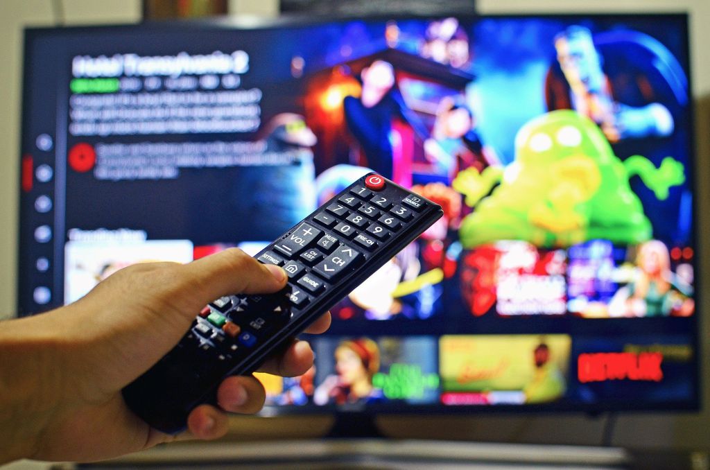 A reprodução de mídia diretamente da TV ou monitor, como através de um app dedicado, não é afetada pelo HDCP (Imagem: afra32/Pixabay)