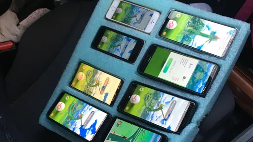 Rapaz é pego jogando Pokémon Go em 8 smartphones ao mesmo tempo em seu carro