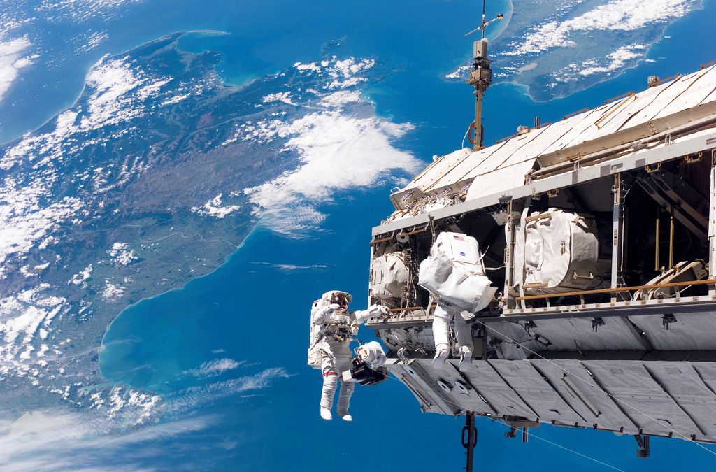 Astronautas durante caminhada espacial na Estação Espacial Internacional (Foto: NASA)