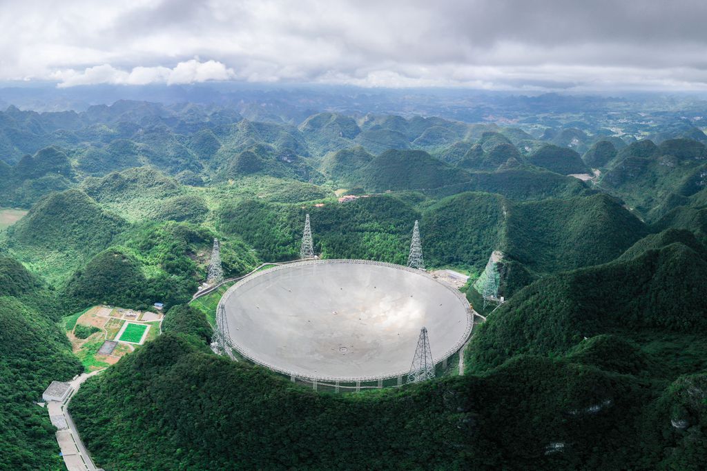 O radiotelescópio FAST tem cerca de 500 metros de diâmetro, o maior do maior (Imagem: Reprodução/Ou Dongqu/Xinhua)