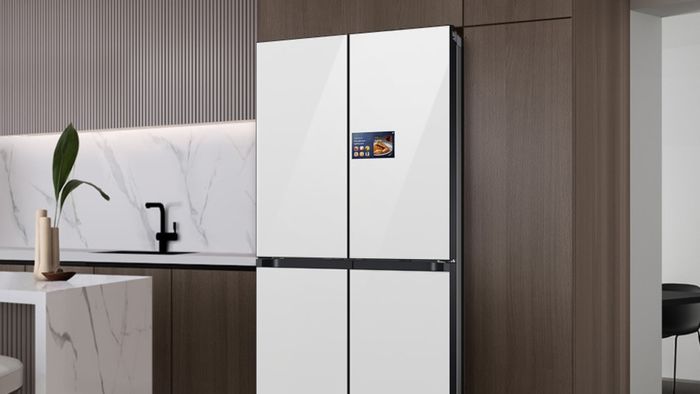Nova geladeira da Samsung com tela e IA chega ao Brasil