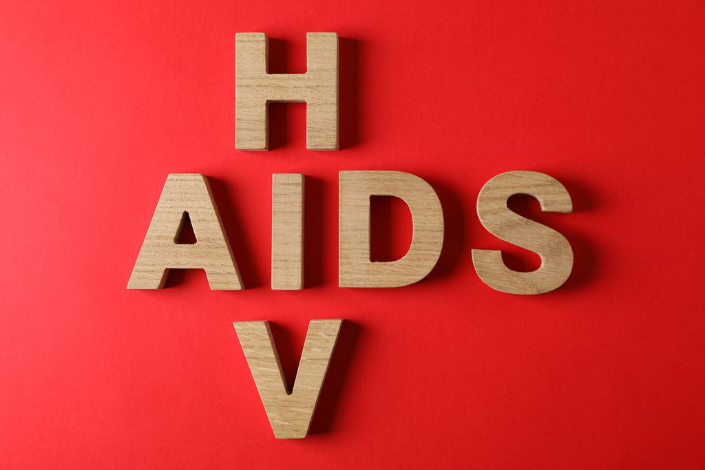 A ciência tem descobertas animadoras para quem convive com o HIV (Imagem: AtlasComposer/Envato Elements)