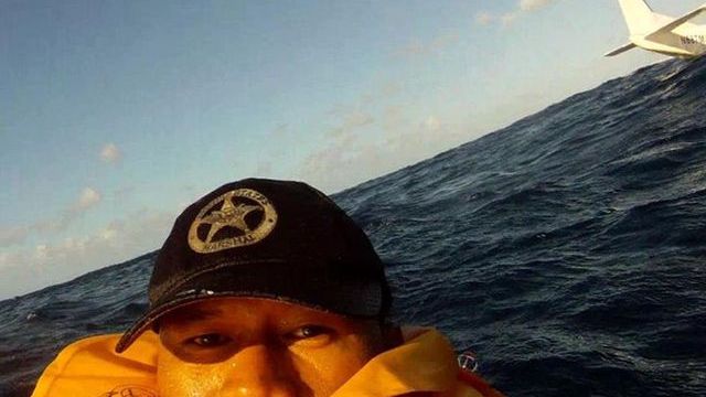 Sobrevivente de acidente aéreo tira "selfie" após queda