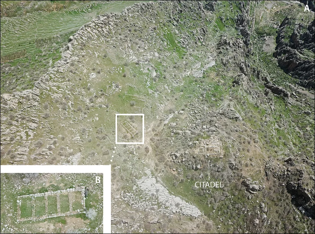 Assentamento de Merquly: no zoom, a provável construção que serviu de quartel para o forte (Imagem: Rabana-Merquly Archaeological Project)