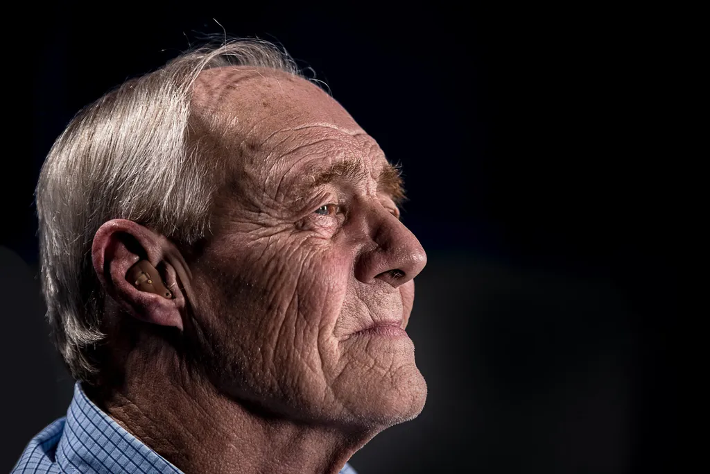 Em idosos, principalmente homens, menos vitamina D representou massa cerebral menor, o que pode influenciar no envelhecimento cerebral (Imagem: JD Mason/Unsplash)