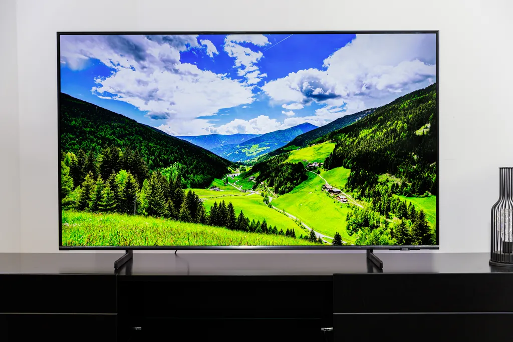 Samsung Q60B conta com uma tela QLED de ótima qualidade para assistir filmes e séries em streaming (Imagem: Ivo Meneghel Jr/ Canaltech)