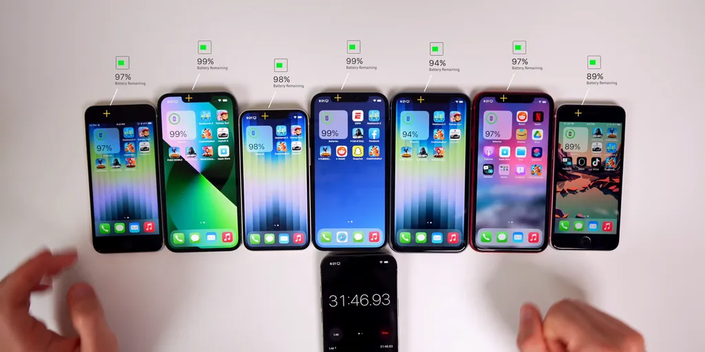 iPhone SE de 2020 (à direita) foi o primeiro a ter sua bateria esvaziada (Imagem: YouTube/Brandon Butch)