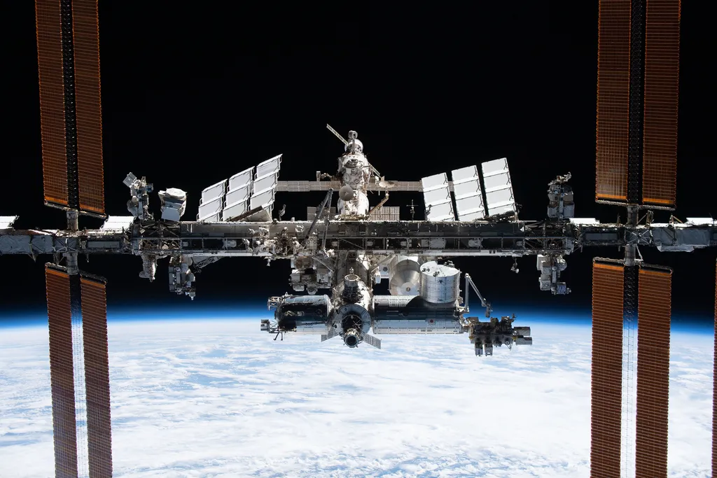 Após mais de 20 anos de atividade, a Estação Espacial Internacional deverá encerrar sua vida útil no fundo do oceano Pacífico (Imagem: Reprodução/NASA)