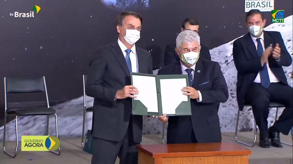 O presidente Jair Bolsonaro e o ministro Marcos Pontes na cerimônia de assinatura dos Acordos Artemis, em junho (Imagem: Reprodução/MCTI/YouTube)