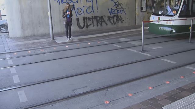 Cidade instala semáforos no chão para usuários de smartphones