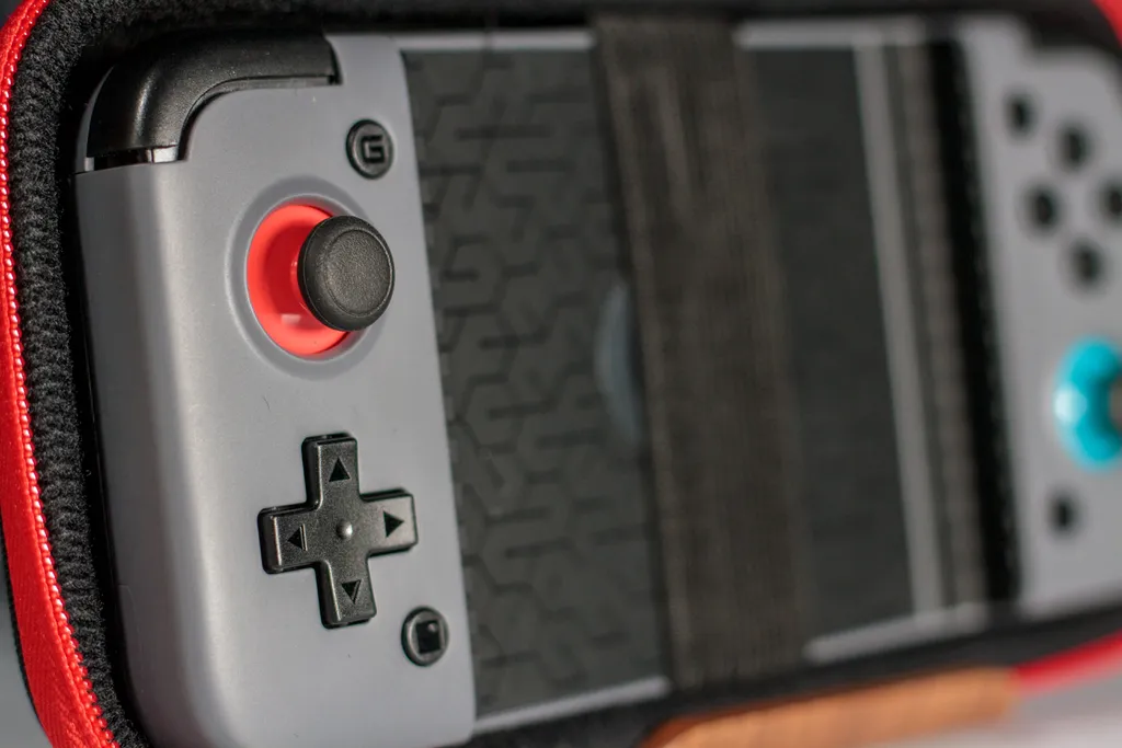 O GameSir X2 tem apenas borrachas para os botões analógicos em sua embalagem (Imagem: Ivo/Canaltech)