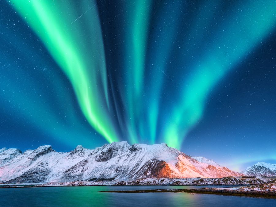 Auroras brilham nos hemisférios Sul e Norte após ejeção de massa