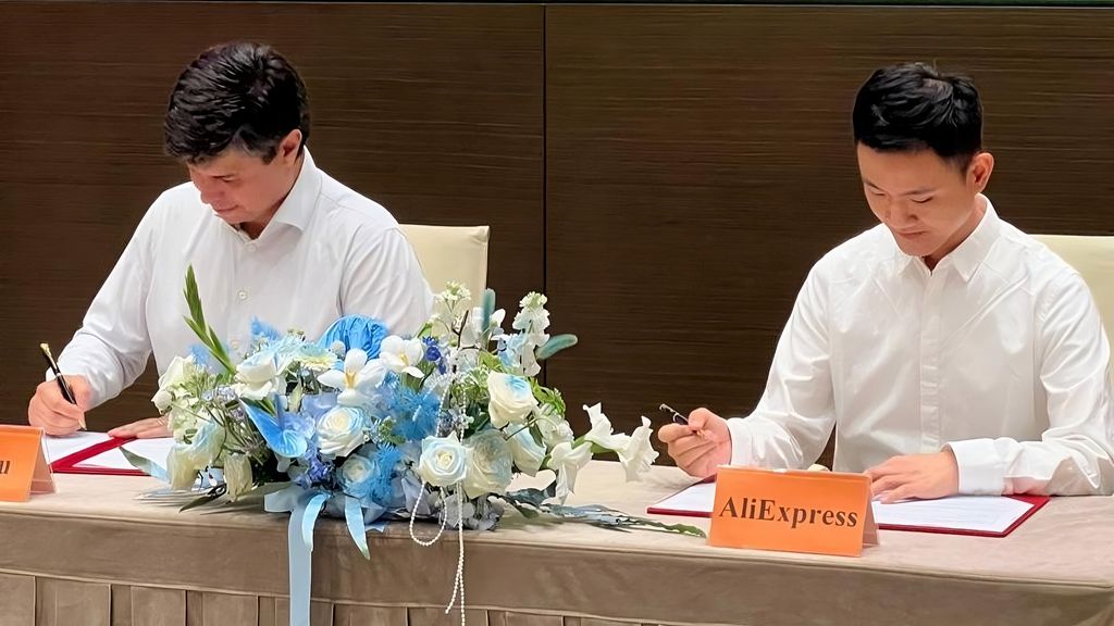 Frederico Trajano (à esquerda) e Kai Li (à direita), assinando o acordo de parceria em Guangzhou, China (Foto: Magalu/Divulgação)