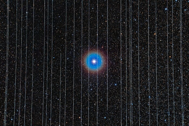 Rastros dos satélites Starlink em imagem da estrela Albireo (Imagem: Reprodução/Rafael Schmall)