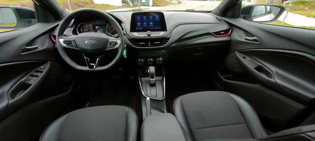 Onix RS é confortável para quem se senta na frente do hatch e muito gostoso de dirigir (Imagem: Paulo Amaral/Canaltech)