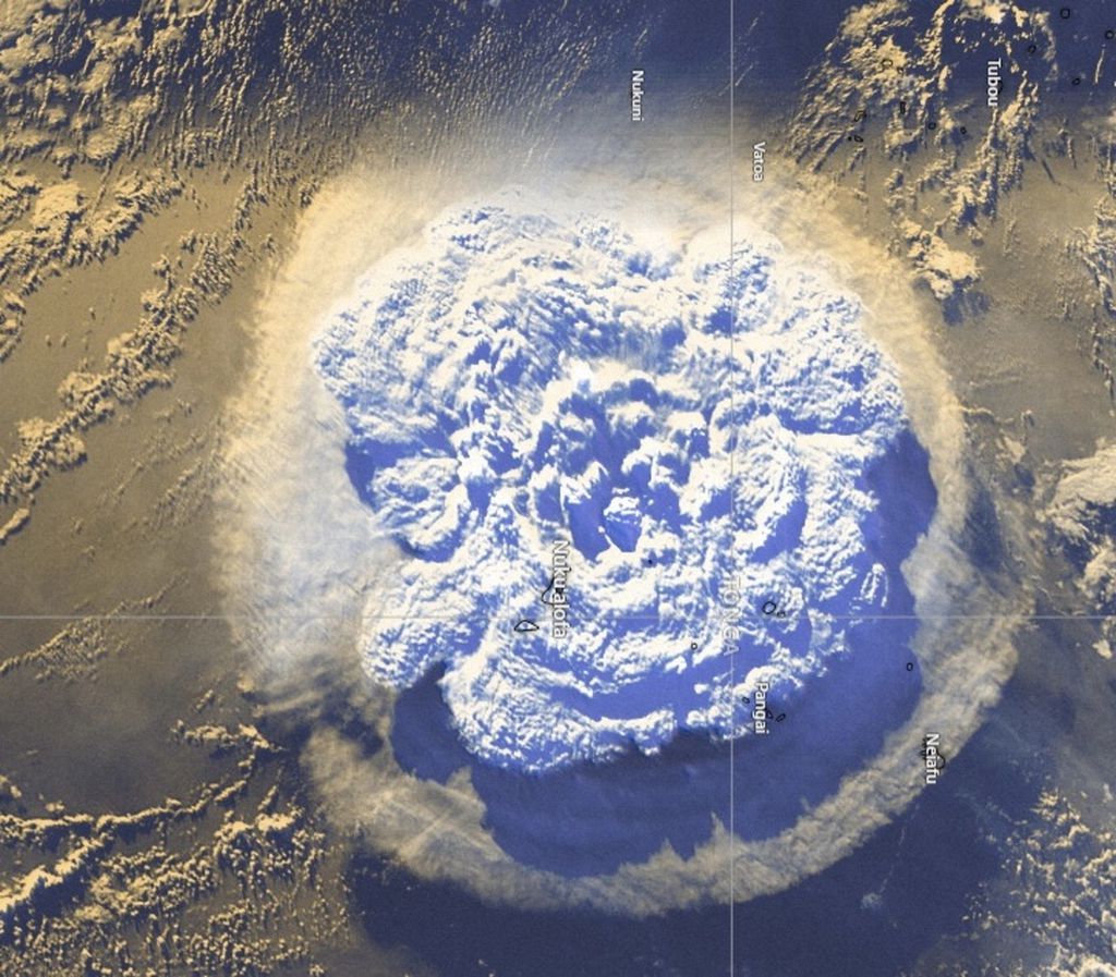 Erupção do vulcão submarino em Tonga observada do espaço (Imagem: Reprodução/Tonga Weather Service)