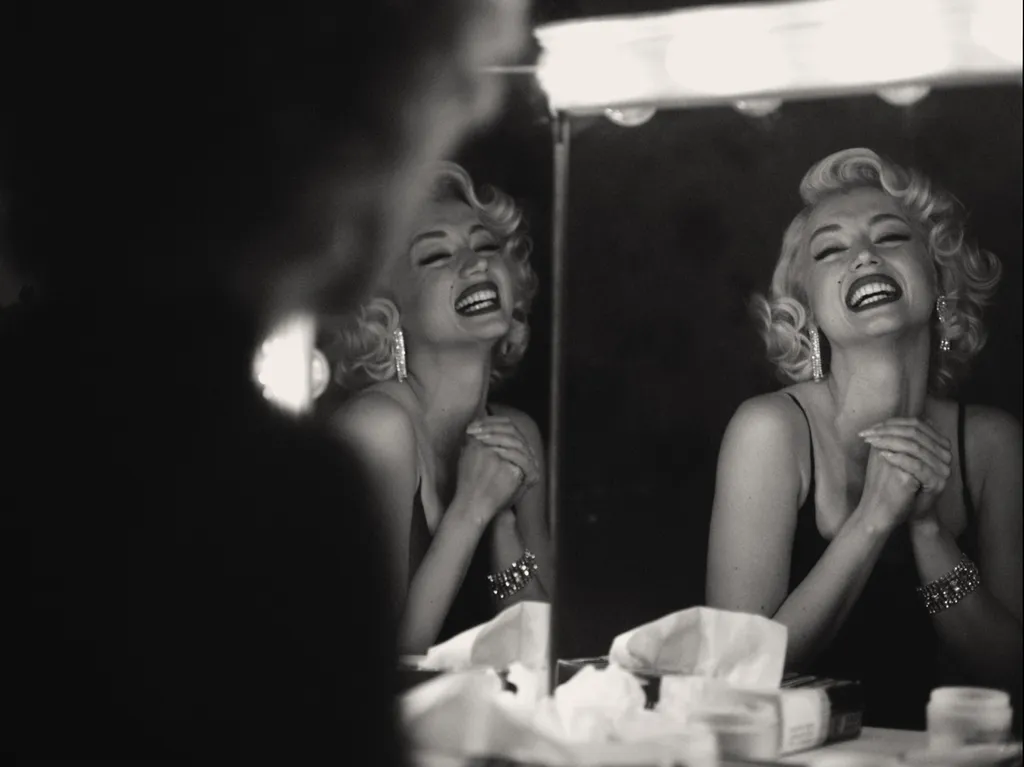 Em Blonde, Marilyn ganha vida com Ana de Armas. (imagem:Reprodução/Netflix)