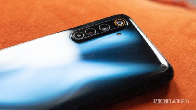 O Realme 6 Pro tem um lente telefoto, enquanto o 6 traz lente monocromática (Foto: Reprodução/Android Authority)
