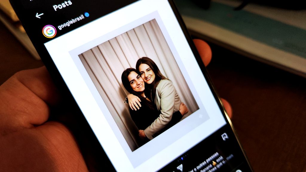 Foto abraçando - trend do Gemini