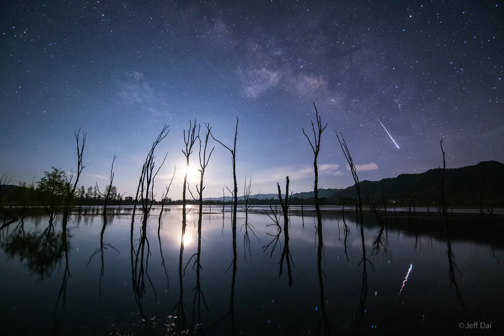Chuva de meteoros Líridas registrada na China (Imagem: Reprodução/Jeff Dai (TWAN)
