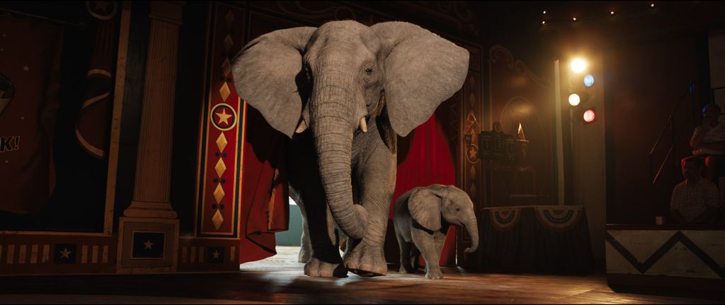Angelina Jolie e Brooklynn Prince tem tudo para emocionar com as elefantes Stella e Ruby (Imagem: Divulgação / Disney+)