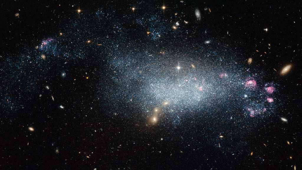 Galáxias anãs, como a da foto, costumam orbitar a Via Láctea (Imagem: Reprodução/NASA/ESA)