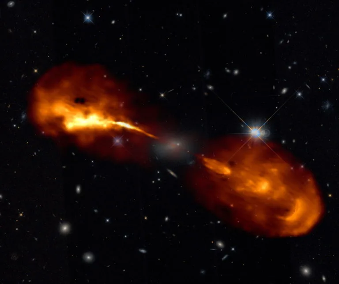 A galáxia Hercules A tem um buraco engro supermassivo ems euc entro, que libera jatos em altíssimas velocidades (Imagem: Reprodução/R. Timmerman; LOFAR & Hubble Space Telescope)