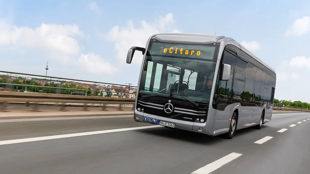 Habilitação para dirigir ônibus, elétrico ou não precisa ser do tipo "D" (Imagem: Divulgação/Daimler Buses)