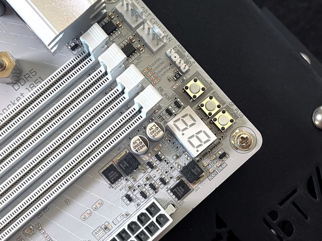 Placa-mãe Gigabyte Z890 AORUS Elite X Ice