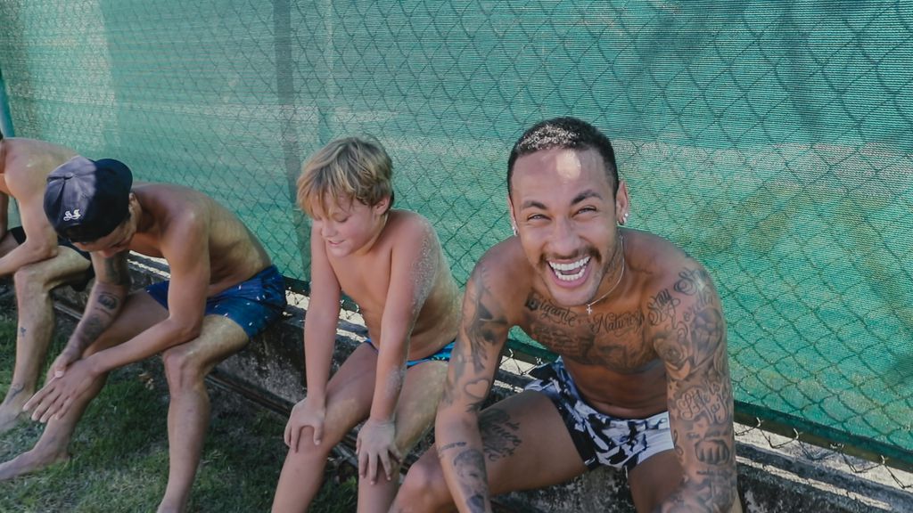 Relação de Neymar com o filho é boa, dentro do possível (Imagem: Reprodução/Netflix)