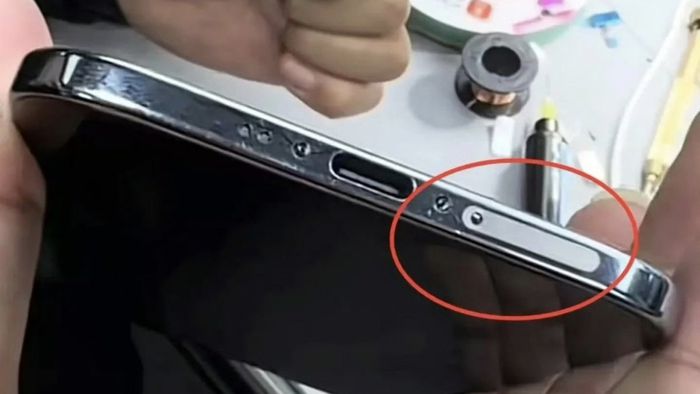 Técnico fura carcaça do iPhone Air para instalar gaveta de chip SIM físico