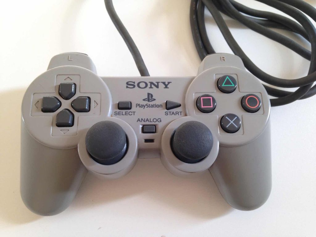 Controle DualShock, o primeiro a trazer dois joysticks analógicos (Imagem: Mercado Livre)