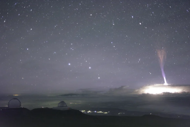 Um dos raios misteriosos foi fotografado no Havaí (Imagem: Reprodução/Gemini Observatory/AURA/Wikimedia Commons)